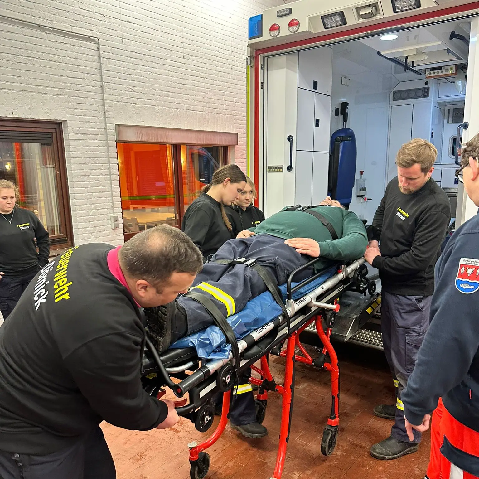 Sicherung einer Verletzten Pertson auf der Liege